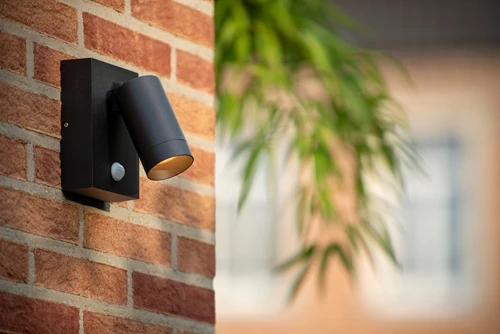 Lucide TAYLOR - Foco de pared / Lámpara de pared Dentro/Fuera - 1xGU10 - IP54 - Sensor movimiento - Negro - ambiente 1